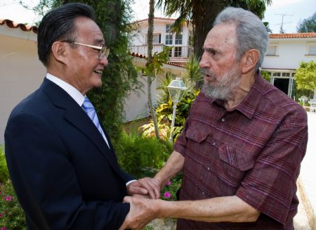 Wu Bangguo (L), chairman of the Standing Committee of China's National People's Congress, visits Fidel Castro, first secretary of the Central Committee of the Communist Party of Cuba, in Havana, capital of Cuba, on Sept. 3, 2009. (Xinhua)