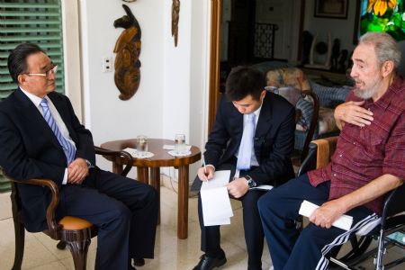  Wu Bangguo (1st L), chairman of the Standing Committee of China's National People's Congress, visits Fidel Castro (1st R), first secretary of the Central Committee of the Communist Party of Cuba, in Havana, capital of Cuba, on Sept. 3, 2009. (Xinhua)