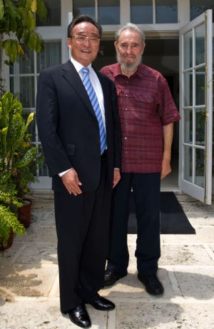 Wu Bangguo (L), chairman of the Standing Committee of China's National People's Congress, visits Fidel Castro, first secretary of the Central Committee of the Communist Party of Cuba, in Havana, capital of Cuba, on Sept. 3, 2009. (Xinhua)