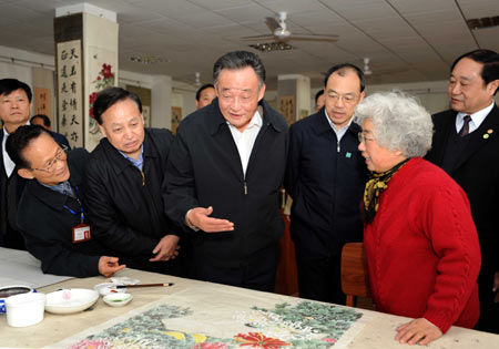 China's top legislator Wu Bangguo has called for more efforts in economic restructuring and industrial upgrading in order to strengthen the economy.