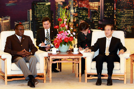 Vice Chairman of the Standing Committee of China's National People's Congress (NPC) Han Qide (R) meets with Vice Senate Speaker of the Democratic Republic of Congo (DRC) Mokolo wa Mpombo who leads a delegation of the Senate of DRC in Beijing, capital of China, May 5, 2008. (Xinhua/Pang Xinglei) 