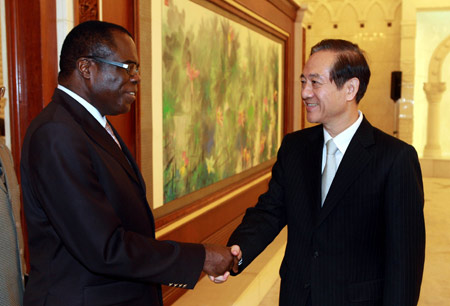 Vice Chairman of the Standing Committee of China's National People's Congress (NPC) Han Qide (R) shakes hands with Vice Senate Speaker of the Democratic Republic of Congo (DRC) Mokolo wa Mpombo who leads a delegation of the Senate of DRC in Beijing, capital of China, May 5, 2008. (Xinhua/Pang Xinglei)