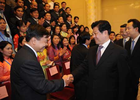 Wang Zhaoguo (R front), vice chairman of the Standing Committee of the National People's Congress of China, meets with a Vietnamese youth delegation headed by Nguyen Hoang Hiep, secretary of the Central Committee of the Ho Chi Minh Communist Youth Union of Vietnam, at the Great Hall of the People in Beijing, capital of China, Oct, 10, 2008. The 100-member Vietnamese youth delegation is here to attend the 9th Sino-Vietnamese Youth Friendship Meeting.