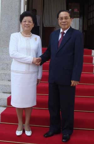 Choummaly Saygnasone (R), general secretary of the Lao People's Revolutionary Party Central Committee and president of the Lao People's Democratic Republic, meets with visiting Chen Zhili, vice chairperson of China's Standing Committee of National People's Congress (NPC), in Vientiane Dec. 11, 2008.