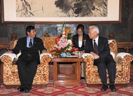 Zhou Tienong (R), vice chairman of the Standing Committee of China's National People's Congress, meets with a delegation of the Union Solidarity and Development Association (USDA) of Myanmar headed by U Than Htay (L), member of the USDA Central Executive Committee and deputy energy minister of Myanmar, in Beijing, China, on Aug. 26, 2009. (Xinhua/Ma Zhancheng) 
