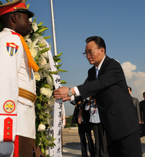 Wu Bangguo (R), chairman of the Standing Committee of China's National People's Congress, the country's top legislature, lays a wreath at the monument of Cuban national hero Jose Marti on the Revolution Square in Havana, capital of Cuba, Sept. 2, 2009. (Xinhua/Ma Zhancheng)