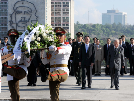 Wu Bangguo, chairman of the Standing Committee of China's National People's Congress, the country's top legislature, lays a wreath at the monument of Cuban national hero Jose Marti on the Revolution Square in Havana, capital of Cuba, Sept. 2, 2009. (Xinhua/Ma Zhancheng) 