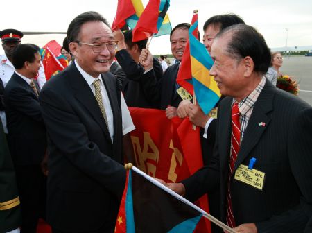 Wu Bangguo (L, Front), chairman of the Standing Committee of China's National People's Congress, is welcomed upon his arrival at the airport in Nassau, the Bahamas, on Sept. 3, 2009. Wu Bangguo arrived here on Thursday afternoon, kicking off his official visit to the Bahamas on the second leg of his three-nation America tour. (Xinhua/Pang Xinglei)
