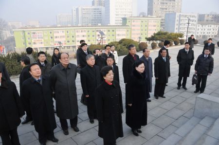 Chen Zhili (Front, L), vice chairwoman of the Standing Committee of China's National People's Congress (NPC), stands in silent tribute after laying a wreath before the Korea-China Friendship Tower to commemorate the Chinese People's Volunteers who lost their lives during the Korean War in Pyongyang, capital of the Democratic People's Republic of Korea (DPRK), Dec. 1, 2009.(Xinhua/Yao Ximeng)