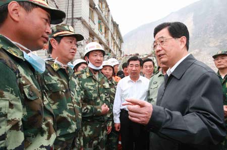 Chinese President Hu Jintao on Saturday urged rescue teams to reach remote villages that were battered by the strong earthquake in the southwestern Sichuan Province as soon as possible. 