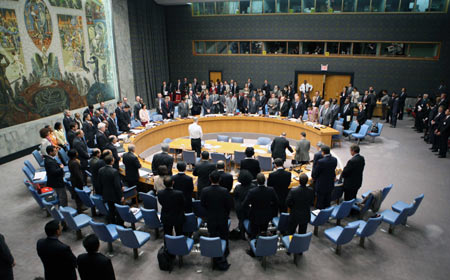 United Nations Secretary General Ban Ki-moon and representatives of the UN Security Council members stand in a silent tribute to the Chinese earthquake victims, during a Security Council meeting at the UN headquarters in New York, the United States, May 20, 2008.