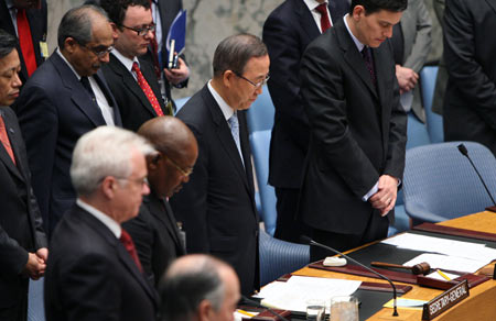 United Nations Secretary General Ban Ki-moon (C) and representatives of the UN Security Council members stand in a silent tribute to the Chinese earthquake victims, during a Security Council meeting at the UN headquarters in New York, the United States, May 20, 2008.