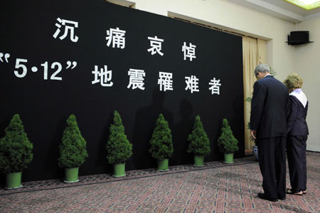 U.S. President George W. Bush (L) and his wife Laura Bush stand in a silent tribute to China's earthquake victims at the Chinese Embassy in Washington May 20, 2008. Bush came to the Chinese Embassy on May 20 to mourn Chinese quake victims. 