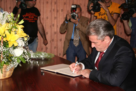 Albanian Prime Minister Sali Berisha leaves words on the condolence book to mourn for China's earthquake victims at the Chinese Embassy in Tirana, capital of Albania, May 20, 2008. Sali Berisha came to the Chinese Embassy on May 20 to offer condolences to Chinese quake victims.