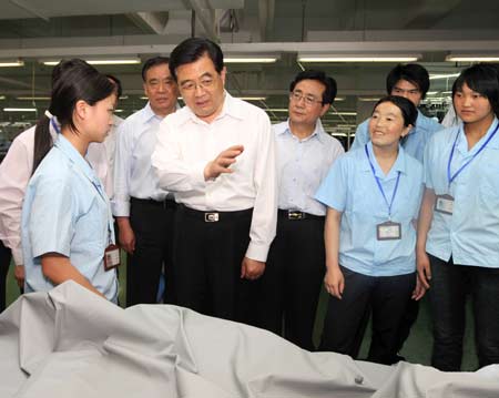 Chinese President Hu Jintao (Front L 2nd) talks to the employees of a tent factory in Huzhou, east China's Zhejiang Province, on May 22, 2008. Hu Jintao visited two tent manufacturers in east China's Zhejiang Province on Thursday, urging them to produce as many as possible to meet the needs of the quake survivors. (Xinhua Photo) 