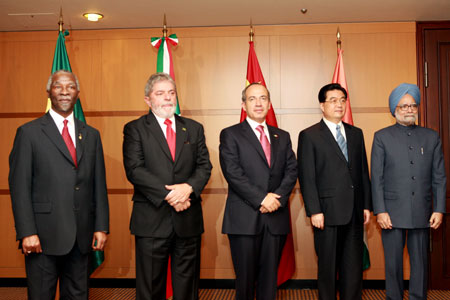 Chinese President Hu Jintao (2nd R) pose for photos with Indian Prime Minister Manmohan Singh (1st R), Mexican President Felipe Calderon (C), Brazilian President Luis Inacio Lula da Silva (2nd L) and South African President Thabo Mvuyelwa Mbeki before their meeting in Sapporo, northern Japan, July 8, 2008.