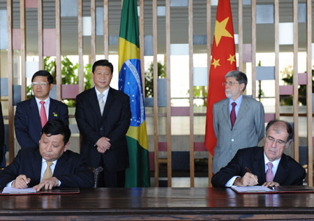 Visiting Chinese Vice President Xi Jinping (2nd L, back) and Brazil's Foreign Minister Celso Amorim (1st R, Back), who is the special representative of Brazilian Vice President Jose Alencar, attend a ceremony during which documents on bilateral cooperation are signed, in Brasilia, Brazil, Feb. 19, 2009. (Xinhua/Huang Jingwen)