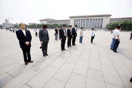 Citizens mourn while visiting Ti'anmen Square in Beijing, capital of China, May 19, 2008. 