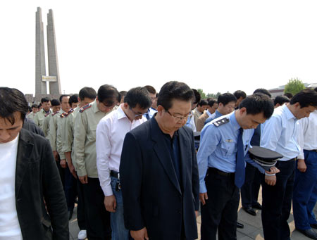 People mourn during a silent tribute in Tangshan, north China's Hebei Province, May 19, 2008.