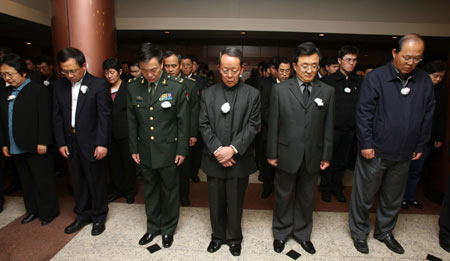 Members of the Chinese delegation to the United Nations mourn for the quake victims during a three-minute silent tribute in New York, the United States, May 19, 2008. 
