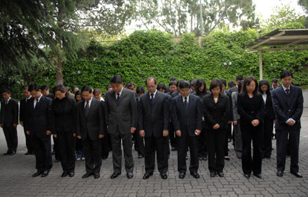  Staff members of the Chinese Embassy to Spain and other Chinese institutions mourn for the quake victims during a three-minute silent tribute in Madrid, capital of Spain, May 19, 2008. 