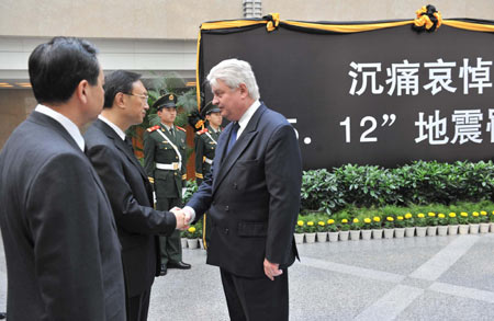  A French diplomat (R) shakes hands with Chinese Foreign Minister Yang Jiechi after attending a mourning ceremony for victims of the May 12 earthquake hitting southwest and northwest China, at China's Foreign Ministry in Beijing, capital of China, May 19, 2008. (Xinhua/Luo Xiaoguang) 