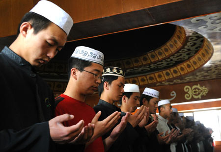 Students and teachers of the Institute of Islamic Theology mourn during a silent tribute in Yinchuan, capital of northwest China's Ningxia Hui Autonomous Region, May 19, 2008. China began on May 19 a three-day mourning for the victims of the 8.0-magnitude quake hitting southwest and northwest China on May 12. (Xinhua/Liu Quanlong) 