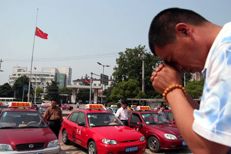 Taxi drivers observe a three-minute silence for the quake victims, at the Xiyuan Square in Chaohu, east China's Anhui Province, May 19, 2008. 