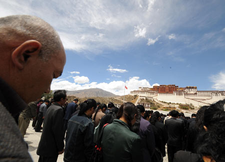 People mourn during a silent tribute in Lhasa, capital of southwest China's Tibet Autonomous Region, May 19, 2008. 